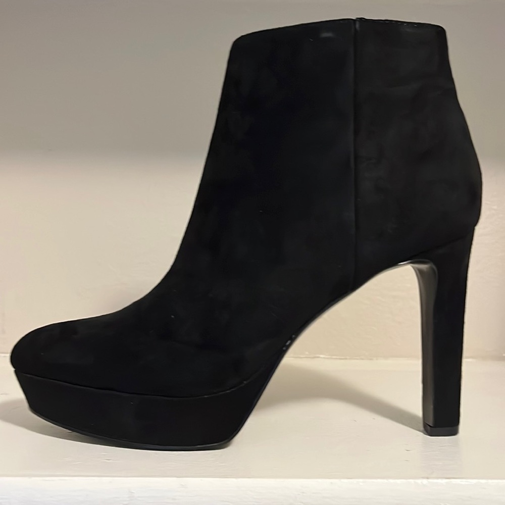 Nine West Platform Bootie. (9M Black Suede Material)